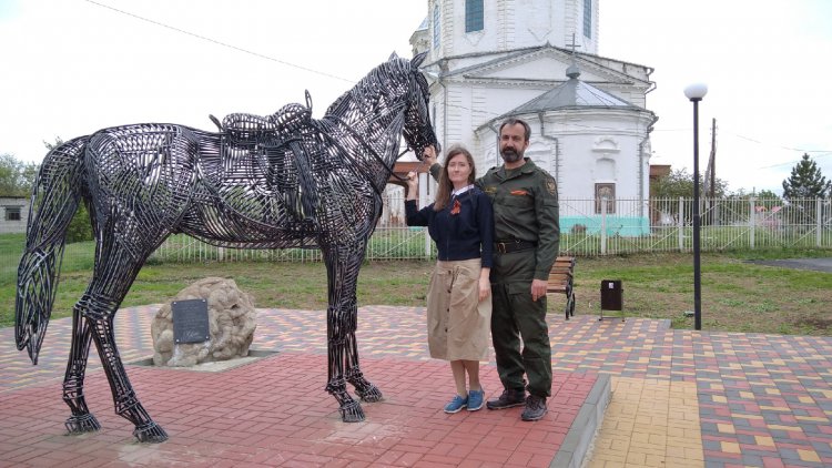 Установлена скульптура "Конь Закат"